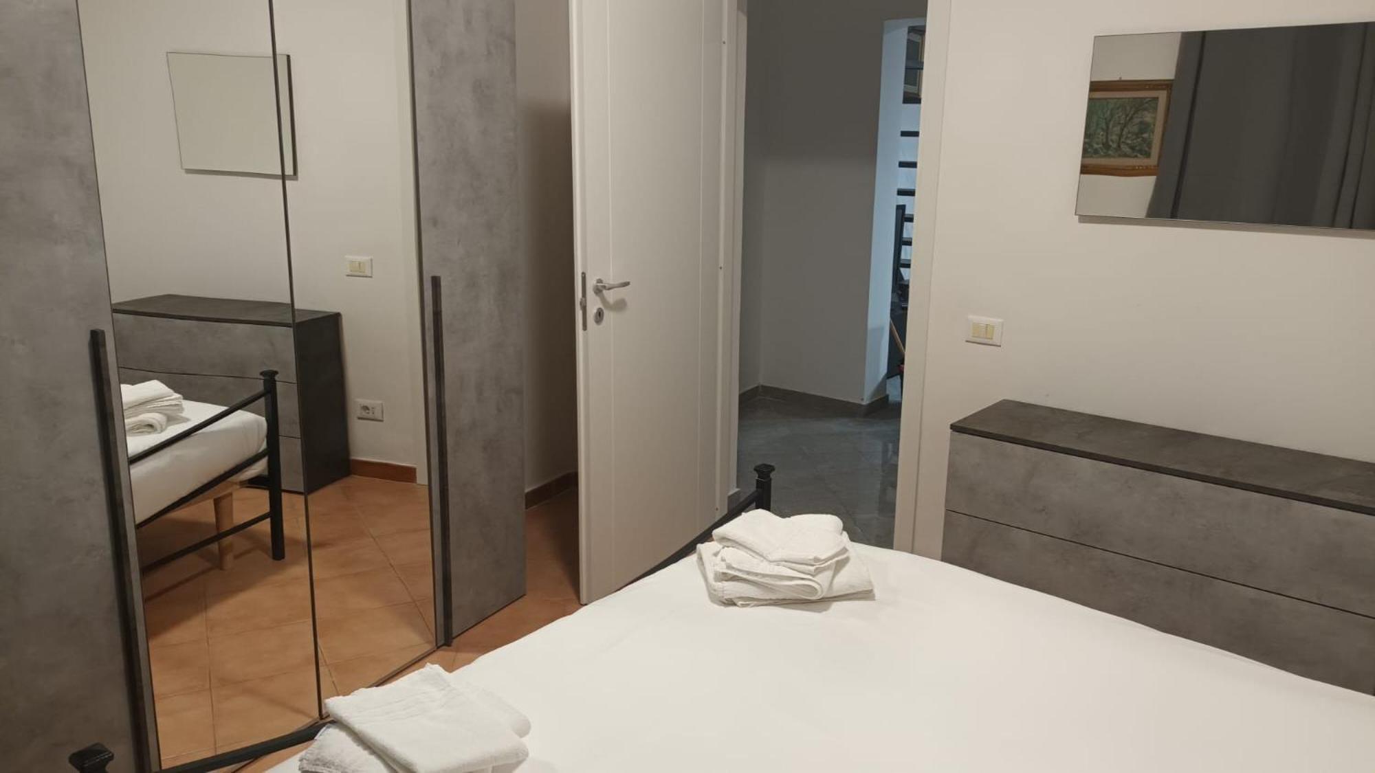 Apartamento Casa N 2 Con Parcheggio Privato E Colonnina Ricarica Livorno Exterior foto